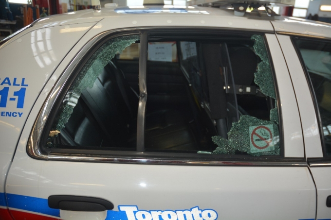La vitre arrière de la voiture de police des AT nos 2 et 3 qui a volé en éclats lorsqu’elle a été atteinte par une balle. Un projectile a été trouvé logé dans la partie courbée du châssis.
