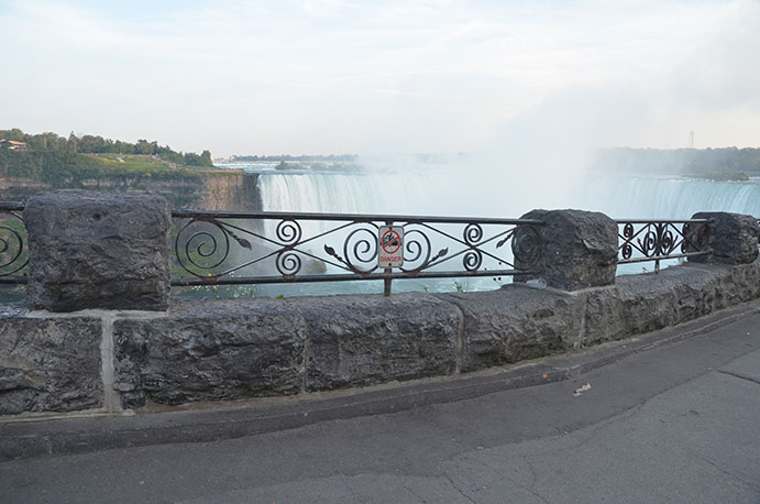 Pour le cas 17-OOD-275, la photo montre la balustrade au-dessus des gorges du Niagara.

