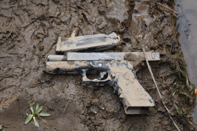 Figure 2 – Pistolet semi-automatique Glock 22 de calibre .40 cal retrouvé sur les lieux de l’incident.