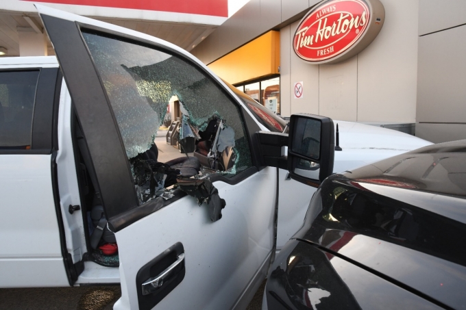 Figure 4 – La fenêtre fracassée du côté passager de la camionnette Ford F 150.