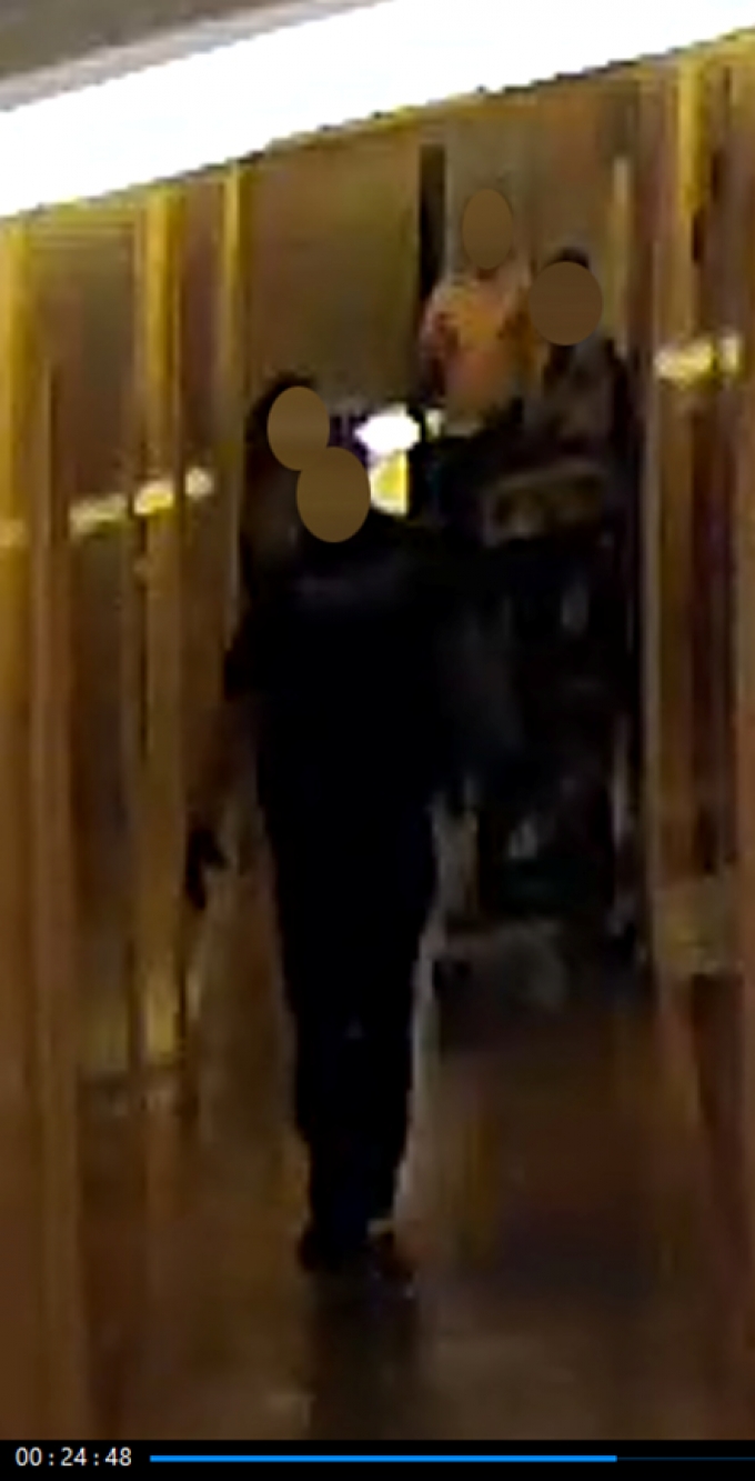 Figure 8 - Une image de l’enregistrement vidéo du système de sécurité qui montre la TC no 7, suivie du TC no 2, entrant dans son appartement.