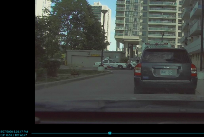 Figure 9 - Une image de la vidéo du SCV du véhicule de l’AI qui montre Mme Korchinski-Paquet en train de tomber.