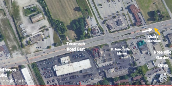Figure 2 – Cette photo est une capture d’écran de Google Earth montrant les lieux de l’incident et les alentours. La flèche blanche a été ajoutée pour montrer le parcours emprunté par l’AI dans le véhicule Ford Explorer du SPW, tandis que la flèche jaune montre le parcours emprunté par le plaignant dans son véhicule Ford Escape.