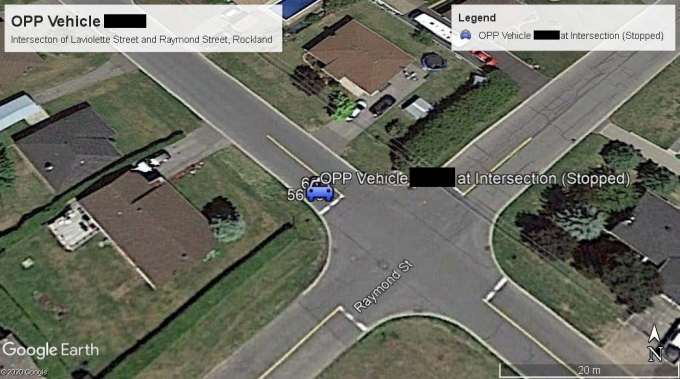 Figure 2 – Image de Google Earth Pro qu’on a modifiée pour illustrer le véhicule de la Police provinciale immobilisé à l’intersection avant qu’il tourne à droite pour aller vers l’ouest sur la rue Raymond