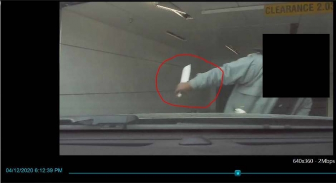 Figure 1 – Capture d’écran d’une vidéo prise par une caméra embarquée montrant le plaignant brandissant un couteau.