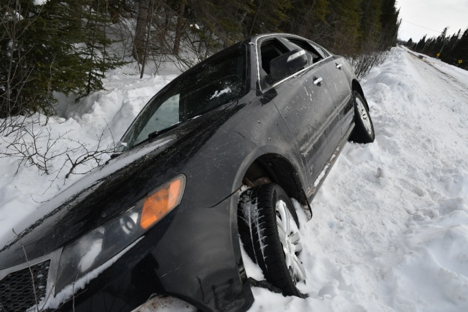 Figure 1 – Kia in the east side snowbank of Highway 582 South