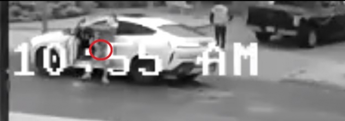 Figure 11 - Saisie d’écran de la vidéo : le plaignant n° 2 sort du véhicule avec un objet à la main.