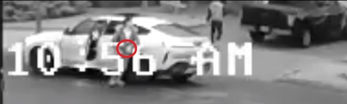 Figure 12 - Saisie d’écran de la vidéo : le plaignant n° 2 sort du véhicule avec un objet à la main.