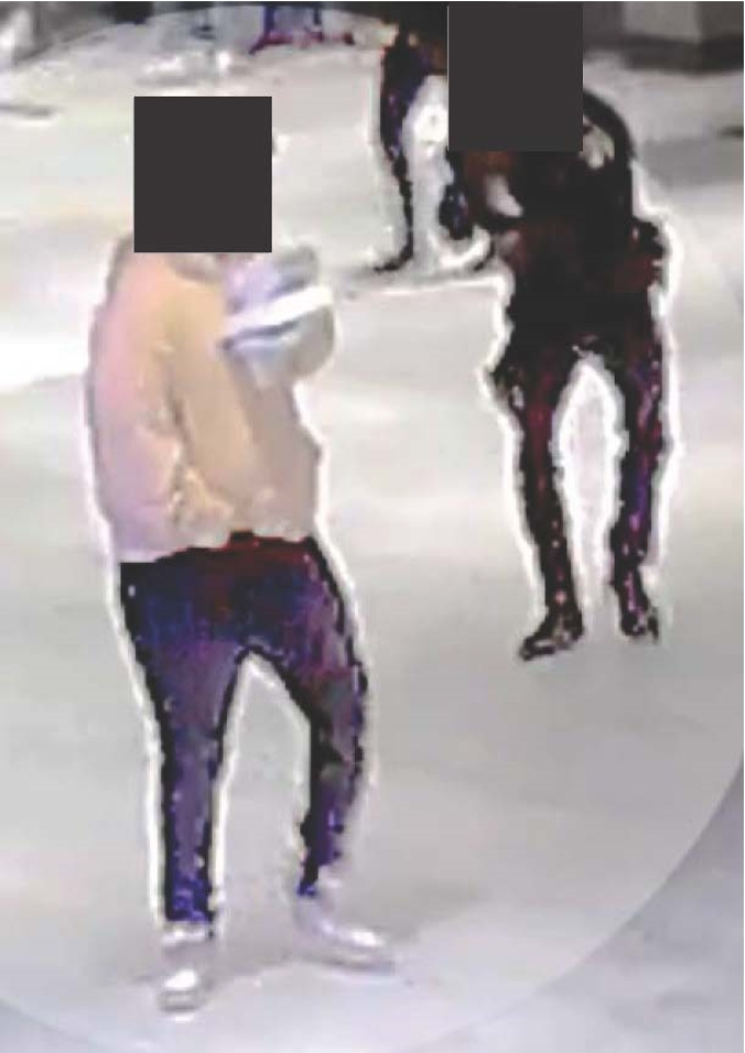 Figure 7 – Capture d’écran de la vidéo montrant le plaignant regardant l’AI par-dessus son épaule gauche tout en gardant sa main droite près de sa ceinture, tenant vraisemblablement l’arme à feu qu’il a placée à cet endroit.