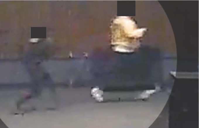 Figure 10 – Capture d’écran de la vidéo montrant le plaignant au moment où l’on croit qu’il a été atteint par la première balle de l’AI.