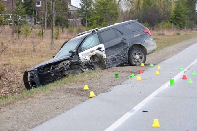 Figure 2 - Ford Explorer de la Police provinciale de l’Ontario fortement endommagée à l’avant et sur le côté gauche.