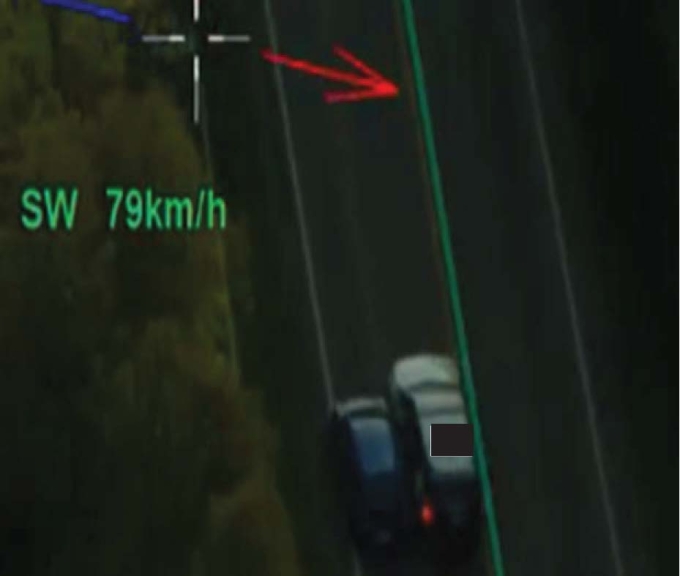 Figure 5 — Capture d’écran des images aériennes dans laquelle on voit la Nissan bleue et le véhicule de l’AI qui semblent se heurter.