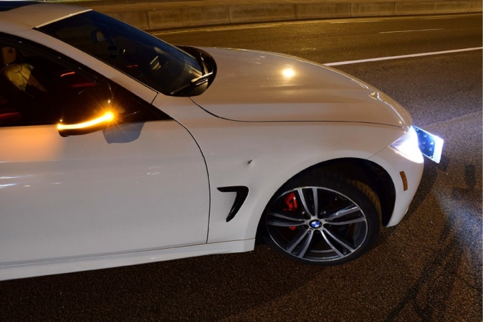 Figure 2 â€“ VÃ©hicule BMW blanc avec trace de balle sur le panneau latÃ©ral avant, du cÃ´tÃ© passager