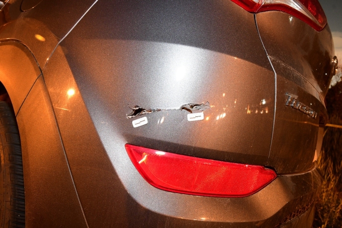 Figure 3 â€“ Panneau latÃ©ral arriÃ¨re du cÃ´tÃ© conducteur du vÃ©hicule Hyundai Tucson avec deux marques dâ€™impact