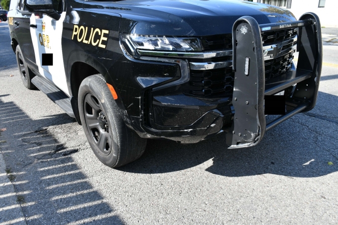 Figure 2 – Dommages au coin avant droit et à la barre de poussée avant, du côté droit, de la voiture Tahoe de la Police provinciale