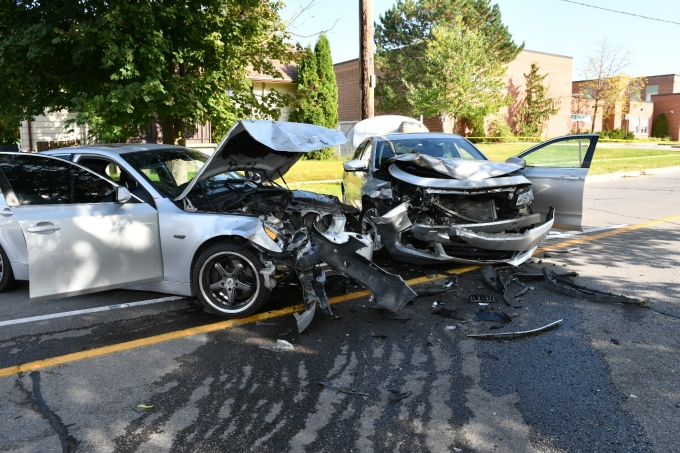 Figure 4 – Véhicules Chevrolet Impala et BMW sur les lieux, tous deux lourdement endommagés à l’avant