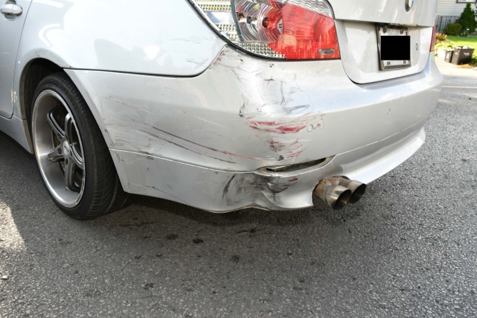 Figure 5 – Traces de peinture rouge sur le coin arrière, du côté conducteur, du véhicule BMW
