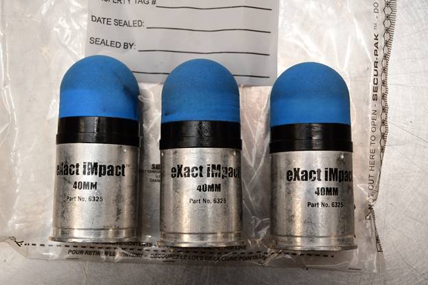 Figure 2 – Trois cartouches de l’arme LMT Defense Launcher