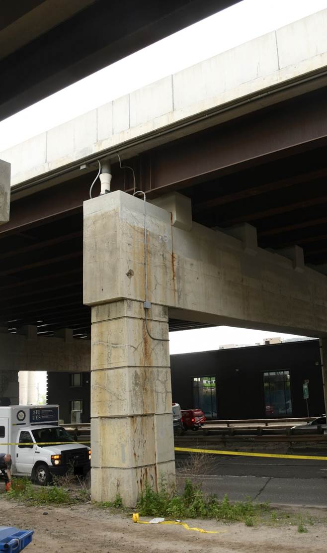 Figure 2 — Image montrant la hauteur de la chute du plaignant, depuis la glissière de sécurité de l’autoroute jusqu’à la chaussée en contrebas, soit une hauteur d’environ 10,9 mètres.  