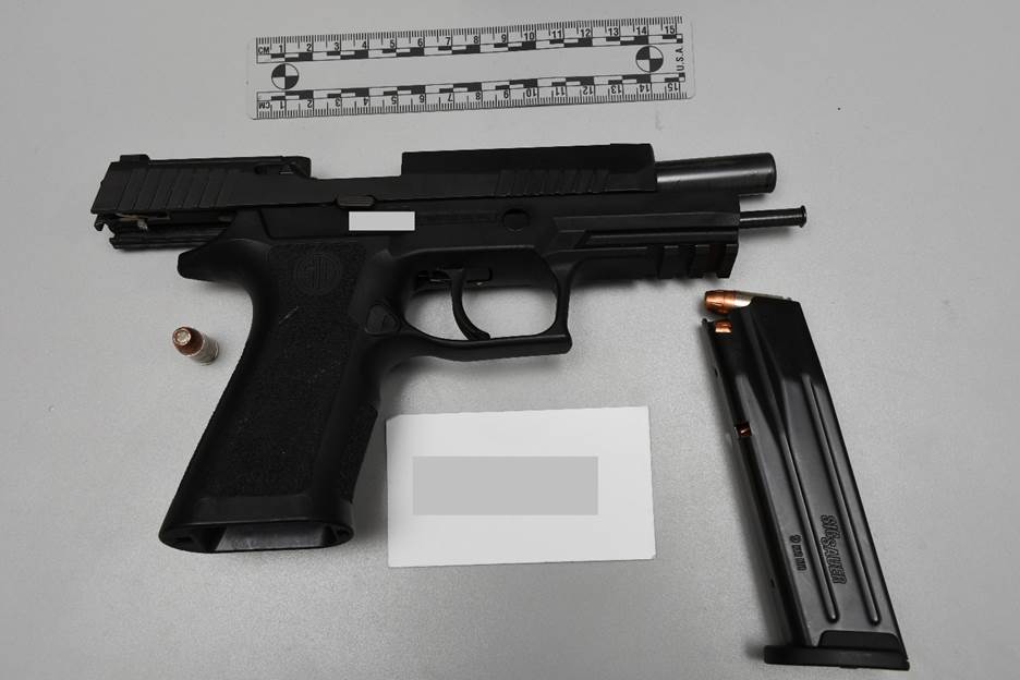   Figure 2 &ndash; L&rsquo;arme &agrave; feu, une douille et le chargeur de l&rsquo;AI