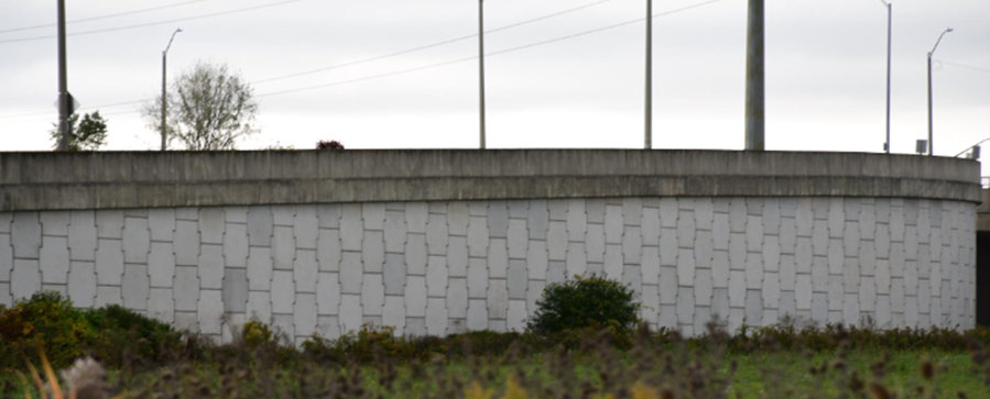 Image 2 — Vue latérale de la barrière en béton bordant la bretelle d’accès