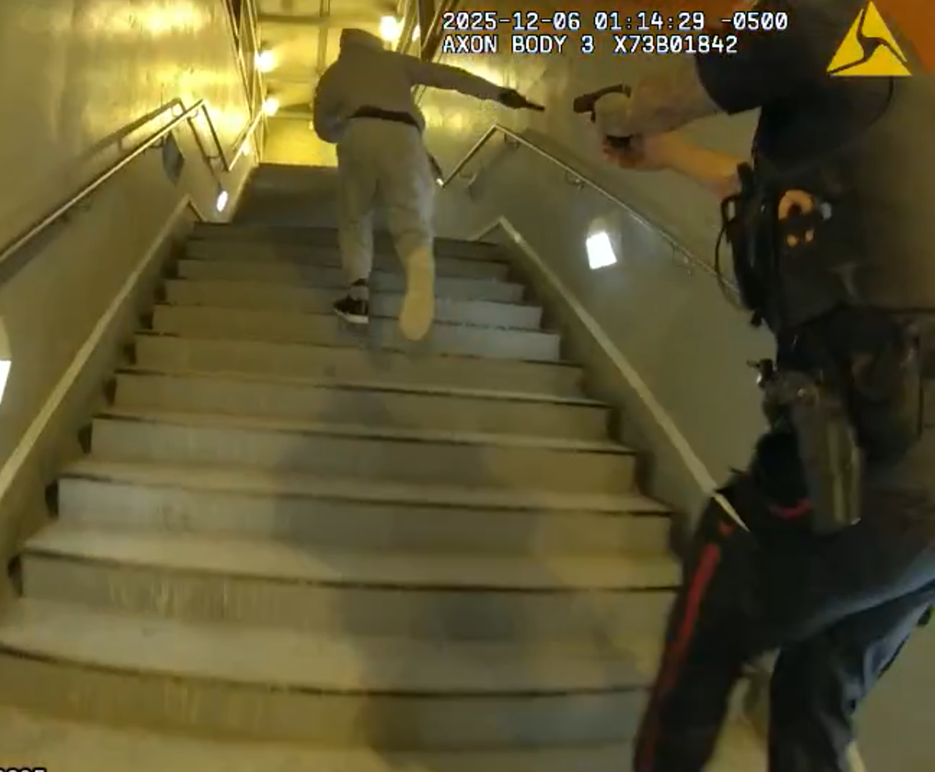 Image tirée des enregistrements de la caméra d’intervention montrant l’AI, le plaignant et la réplique de pistolet à balles BB Glock dans la main droite du plaignant.